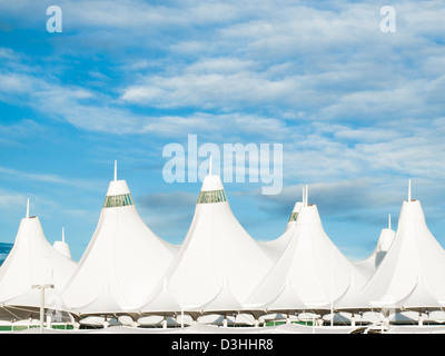 Aeroporto Internazionale di Denver al tramonto con il cielo nuvoloso. Foto Stock