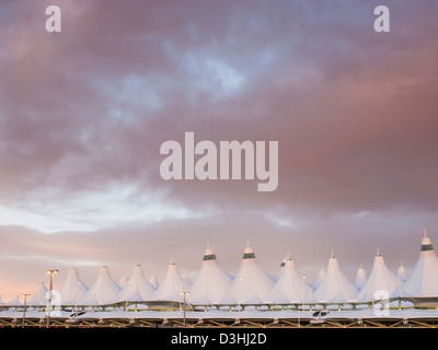 Aeroporto Internazionale di Denver al tramonto con il cielo nuvoloso. Foto Stock