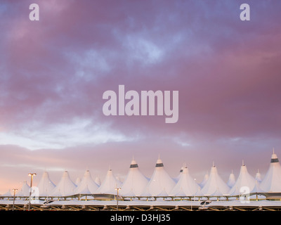 Aeroporto Internazionale di Denver al tramonto con il cielo nuvoloso. Foto Stock