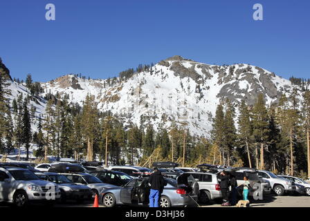 Praterie Alpine Ski Resort parcheggio guardando verso KT22 picco in Squaw Valley in North Lake Tahoe in California Sierras Foto Stock