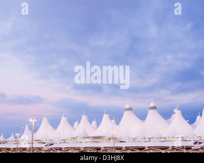 Aeroporto Internazionale di Denver al tramonto con il cielo nuvoloso. Foto Stock