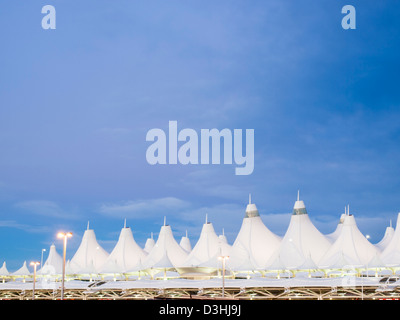 Aeroporto Internazionale di Denver al tramonto con il cielo nuvoloso. Foto Stock