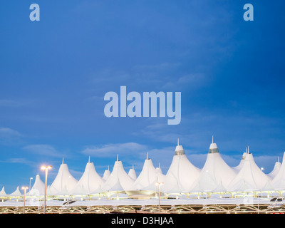 Aeroporto Internazionale di Denver al tramonto con il cielo nuvoloso. Foto Stock