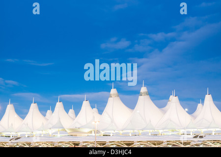 Aeroporto Internazionale di Denver al tramonto con il cielo nuvoloso. Foto Stock