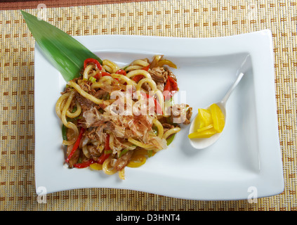 La cucina giapponese .udon con carne e verdure Foto Stock