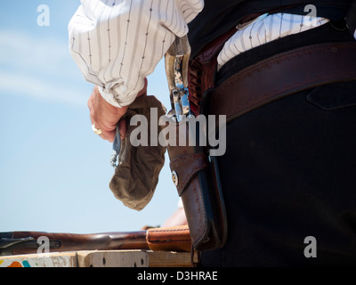 2012 confronto annuale del colorado shaketails cowboy azione di scatto sass club. le armi utilizzate sono basati su quelli che esistevano nel XIX secolo americano ovest, ossia azione di leva di fucile, unica azione revolver e un fucile. Foto Stock