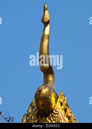 In legno dorato di carving gable apex, Wat Phrathat chomkitti tempio in Chiang Rai, Thailandia. Foto Stock