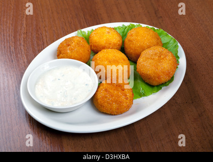 Patate con salsa sulla piastra.closeup Foto Stock