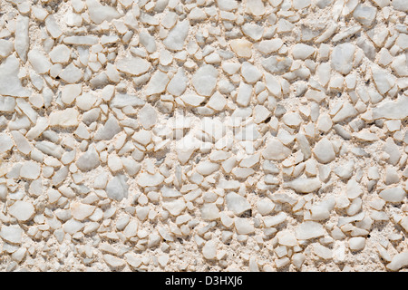 Piccoli frammenti di pietra bianca formano una parete Foto Stock