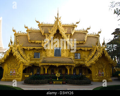 La facciata della golden wc, Wat Rong Khun a Chiang Rai, Thailandia Foto Stock