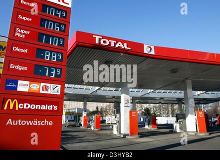 (Dpa) - Un pannello visualizza i prezzi della benzina in un "totale" stazione di benzina in Francoforte sul Meno, Germania, 18 dicembre 2004. Foto Stock