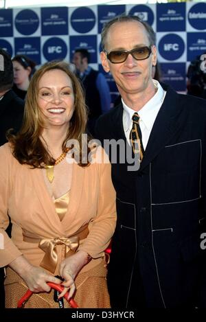 (Dpa) - Patricia Hearst, figlia di editore Randolph Hearst sorrisi come lei pone insieme con noi il regista John Waters al loro arrivo in spirito indipendente Awards a Santa Monica, California, Stati Uniti d'America, 28 febbraio 2004. Foto Stock
