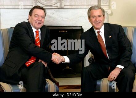 (Dpa) - Il cancelliere tedesco Gerhard Schroeder (L) stringe la mano con il Presidente USA George Bush durante il loro incontro alla Casa Bianca a Washington DC, USA, 27 febbraio 2004. Il loro primo incontro in due anni è stata finalizzata a rompere il ghiaccio e migliorare le relazioni transatlantiche tra la Germania e gli Stati Uniti che avevano sofferto durante la guerra con l'Iraq. Entrambi i politici hanno sottolineato il loro Foto Stock