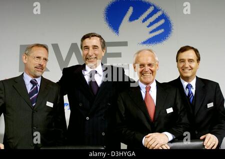 (Dpa) - Membro del consiglio di amministrazione di RWE, presidente Harry Roels (2a da L), Jan Zilius (L), Klaus Sturany (2a da R) e Gert Maichel (R), stand gli uni accanto agli altri e sorridere durante il saldo della conferenza stampa di Essen, Germania, 26 febbraio 2004. La società ha annunciato che intende aumentare i propri risultati di business e dividendi nei prossimi anni e che l'eccedenza è expecte Foto Stock