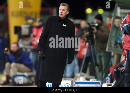 (Dpa) - del Bayern Monaco soccer allenatore Ottmar Hitzfeld a piedi lungo il passo perplesso osservando l'azione sul passo durante il soccer test match tra FSV Mainz 05 e FC Bayern Monaco di Baviera in Mainz, Germania, 20 gennaio 2004. Il Bayern Monaco perde la partita 1-2 contro Mainz. Foto Stock