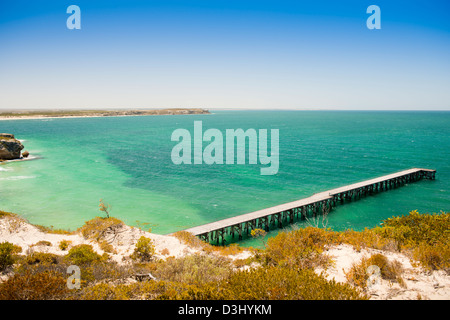 Lungo pontile in legno si allunga in acqua chiara a Stenhouse Bay, Australia del Sud Foto Stock