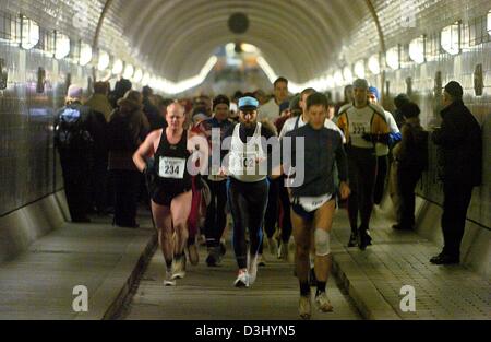 (Dpa) - un campo di guide di scorrimento viene eseguito attraverso il Tunnel Elb durante una maratona di Amburgo, Germania, 25 gennaio 2004. Circa 250 corridori hanno partecipato alla maratona attraverso il tunnel. Al fine di coprire la distanza di una maratona, le guide di scorrimento hanno per eseguire 48 volte attraverso entrambi i tubi. Foto Stock