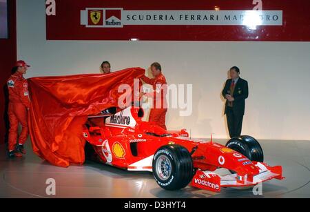 (Dpa) - Ferrari del team capitano Jean Todt (R) orologi tedesco come pilota di Formula Uno Michael Schumacher (L), il suo compagno di squadra brasiliano Rubens Barrichello e il collaudatore Luca Badoer (C) svelare la nuova Ferrari auto di Formula Uno per la stagione 2004, a Maranello, Italia, 26 gennaio 2004. La stagione di Formula Uno prende il via il 7 marzo in Australia. Foto Stock