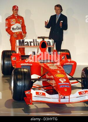 (Dpa) - Tedesco pilota di Formula Uno Michael Schumacher (R) e il presidente della Ferrari Luca di Montezemolo (C) esaminare la nuova Ferrari auto di Formula Uno per la stagione 2004, a Maranello, Italia, 26 gennaio 2004. La stagione di Formula Uno prende il via il 7 marzo in Australia. Foto Stock