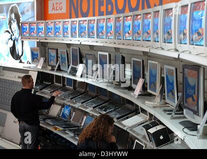 (Dpa) - i clienti guardano i notebook in un ripiano in un negozio di elettronica per intrattenimento catena Saturno a Colonia, Germania, 8 gennaio 2004. Saturno è una società affiliata del gruppo Metro. Foto Stock