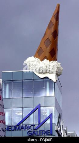 (Dpa file) - Una scultura a forma di cono gelato decora il bordo di un tetto a Neumarkt shopping mall a Colonia, Germania, 19 marzo 2001. La scultura è stata realizzata da artista svedese Claes Oldenburg e sua moglie Coosje van Bruggen. Il 75-anno-vecchio Oldenburg è considerato essere uno degli ultimi grandi esponenti della Pop-art dopo la morte di Andy Warhol e di Roy Lichtenst Foto Stock