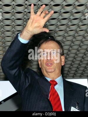 (Dpa) - Heinrich von Pierer, CEO di Siemens, solleva la sua mano come egli parla durante l'equilibrio Siemens conferenza stampa a Monaco di Baviera, Germania, 22 gennaio 2004. Siemens calcola con una cifra di due figura in crescita di profti per l'esercizio completo per cui il fatturato è previsto in aumento in una cifra i numeri. Foto Stock