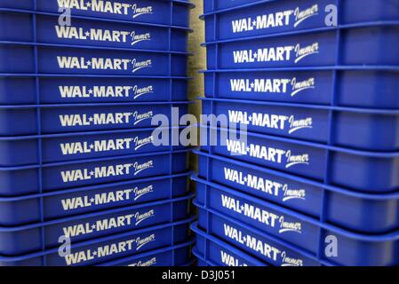 (Dpa) - Shopping cesti con il logo del negozio Wal-Mart catena sono impilati in un magazzino a Dortmund, Germania, il 9 gennaio 2004. Wal-Mart Stores, Inc. è la più grande del mondo rivenditore, con 244.5 miliardi di dollari di vendite in esercizio terminante a gennaio 2003. La società impiega più di 1,3 milioni di soci in tutto il mondo attraverso più di 3.200 strutture negli Stati Uniti e m Foto Stock