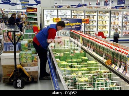 (Dpa) - Un dipendente riempie il congelatore con cibi congelati in un Wal-Mart store a Dortmund, Germania, il 9 gennaio 2004. Wal-Mart Stores, Inc. è la più grande del mondo rivenditore, con 244.5 miliardi di dollari di vendite in esercizio terminante a gennaio 2003. La società impiega più di 1,3 milioni di soci in tutto il mondo attraverso più di 3.200 strutture negli Stati Uniti e in più di 1, Foto Stock