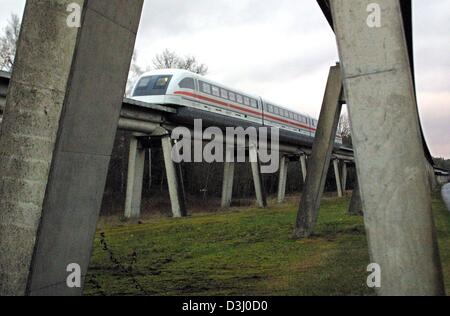 (Dpa) - Il Transrapid 08 Maglev Train viaggia lungo la pista di prova in Lathen, Germania, 13 gennaio 2004. Un modello simile di questo treno Transrapid è azionato a Shanghai ed è stata ufficialmente aperta ai passeggeri il mese scorso. Un portavoce per il consorzio tedesco che ha costruito la Cina del magnetico-ferrovia a levitazione negato una relazione giovedì, 15 gennaio 2004, che la Cina aveva deciso contro la s Foto Stock