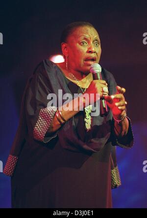 (Dpa) - South African cantante Miriam Makeba esegue durante la danza africana notte a Colonia, Germania, 8 novembre 2003. Il 71-anno-vecchio è molto impegnata per i diritti umani e la lotta contro l apartheid in Africa e in tutto il mondo. Foto Stock