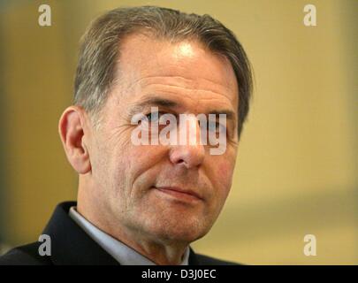 (Dpa) - Jacques Rogge, Presidente Internazionale del Comitato Olimpico Internazionale (CIO), sorrisi durante una riunione di Tauberbischofsheim (Germania), 9 gennaio 2004. Rogge ha approvato che tutte e nove le città candidate per i Giochi Olimpici nel 2012 può passare la decisione preliminare nel maggio 2004 quando dimostrino di essere adatta ad ospitare i giochi. Foto Stock