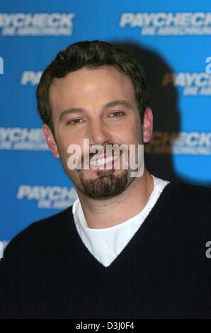 (Dpa) - attore statunitense Ben Affleck sorrisi durante l opportunità di una foto come egli promuove il suo ultimo film 'Busta paga" di Berlino, 14 gennaio 2004. Il film è stato diretto da noi il regista John Woo e co-stars Uma Thurman come la femmina di piombo. "Stipendio" sarà rilasciato in Germania il 22 gennaio 2004. Foto Stock