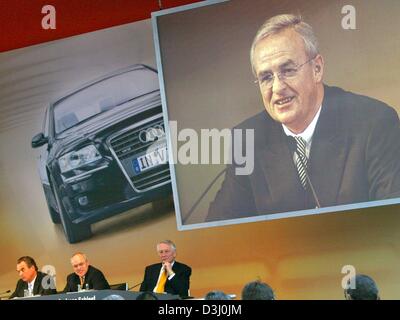 (Dpa) - Martin Winterkorn, presidente di Audi AG, appare proiettato su un grande schermo video durante un equilibrio conferenza stampa a Ingolstadt, Germania, 25 febbraio 2004. Audi AG è la speranza di un nuovo fatturato e vendite record nel 2004 dopo il lancio del nuovo A6 e A3 i modelli di auto e i primi segni di una ripresa della succursale. Winterkorn, presidente di Audi ha detto che il risultato dei business Foto Stock