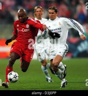 (Dpa) Ze Roberto (sinistra) del Bayern Monaco di Baviera corre con la palla come lui è seguita dal Real Madrid player Michel Salgado durante la Champions League match tra FC Bayern Monaco e Real Madrid a Monaco di Baviera il Martedì, 24 febbraio , 2004. Foto Stock