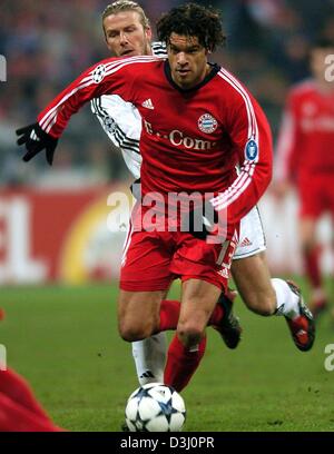 (Dpa) Michael Ballack (anteriore) del Bayern Monaco e Real Madrid giocatore David Beckham lotta per la palla durante la Champions League match tra FC Bayern Monaco e Real Madrid a Monaco di Baviera il Martedì, 24 febbraio , 2004. Foto Stock