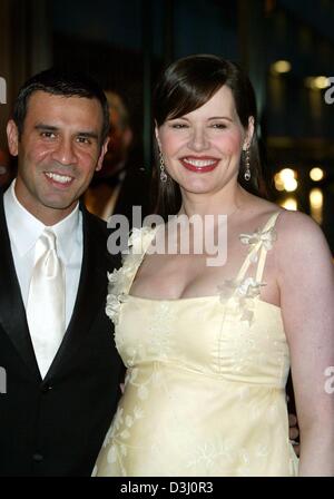 (Dpa) - La gravidanza US attrice geena Pagina Davis (48) e il marito, chirurgo Reza Jarrahy (33), arriva alla cerimonia di premiazione del Costume Designer Guild Awards di Los Angeles, Stati Uniti d'America, 21 febbraio 2004. Davis si aspetta due gemelli in primavera 2004. All'età di 46 diede alla luce il suo primo figlio, una figlia. Foto Stock