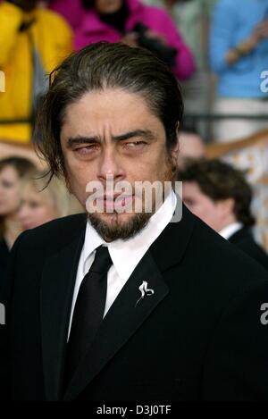 (Dpa) - attore messicano Benicio Del Toro arriva alla cerimonia di premiazione dei Screen Actors Guild (SAG) Awards di Los Angeles, Stati Uniti d'America, 22 febbraio 2004. Foto Stock