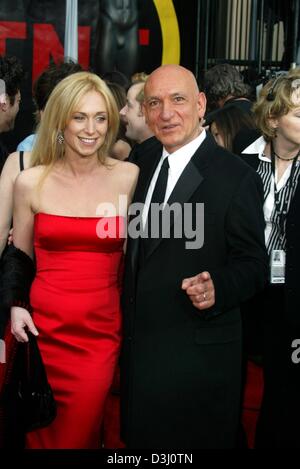 (Dpa) - attore britannico Sir Ben Kingsley e sua moglie Alexandra arrivare alla cerimonia di premiazione dei Screen Actors Guild (SAG) Awards di Los Angeles, Stati Uniti d'America, 22 febbraio 2004. Foto Stock