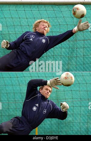 (Dpa file) Il combo mostra il portiere e capitano della squadra del tedesco della nazionale di calcio Oliver KAHN(top) e sostituto del portiere durante una sessione di formazione del team tedesco in data 8 ottobre 2003 in Wentdorf, Germania settentrionale. Franz Beckenbauer, presidente del comitato organizzatore della Coppa del Mondo FIFA 2006 in Germania, ha chiesto Rudi Voeller, l'allenatore della nazionale tedesco di calcio t Foto Stock