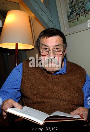 (Dpa) - autore tedesco Guenter Grass fuma nel suo studio a Lubecca, Germania settentrionale, 17 febbraio 2004. Le laureate del Premio Nobel per la letteratura ha invitato circa 90 ospiti per discutere il suo libro 'My secolo' all'Guenter-Grass-House. Erba era nato a Danzica, Germania (ora Danzica, Polonia) il 16 ottobre 1927. Il suo primo romanzo 'Die Blechtrommel" ("il tamburo di latta", 1959) divenne un in Foto Stock