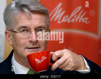 (Dpa) - Frank Schiesser, CEO di prodotti domestici gruppo Melitta Haushaltsprodukte, ha una tazza di caffè a Minden, Germania, 18 febbraio 2004. Melitta fu fondata nel 1908 come azienda a conduzione familiare con sede a Minden e ha ottenuto il riconoscimento in tutto il mondo per la sua vasta gamma di prodotti riguardanti il consumo di caffè come caffè, filtri per caffè, macchine da caffè, etc Foto Stock