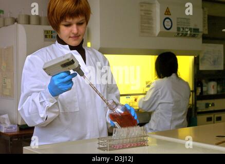 (Dpa) - un assistente di laboratorio lavora su campioni di sangue in un laboratorio dell'ospedale universitario a Hamburg-Eppendorf, Germania, il 6 febbraio 2004. Per la prima volta che un vaccino contro l Aids è stato testato su esseri umani in Amburgo. In una prima fase 50 volontari che non erano HIV positivi sono stati iniettati il siero al German cliniche dell'università di Bonn e di Amburgo nonché nel hospit Foto Stock