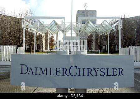 (Dpa) - Una vista del principale edificio amministrativo della sede centrale di DaimlerChrysler in Stuttgart-Moehringen, Germania meridionale, 16 febbraio 2004. Foto Stock