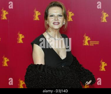 (Dpa) - Italiano attrice Claudia Cardinale sorrisi come lei in posa per una foto opportunità duirng la cinquantaquattresima Berlinale Festival Internazionale del Cinema di Berlino, 13 febbraio 2004. Foto Stock