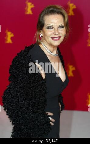 (Dpa) - Italiano attrice Claudia Cardinale sorrisi come lei in posa per una foto opportunità duirng la cinquantaquattresima Berlinale Festival Internazionale del Cinema di Berlino, 13 febbraio 2004. Foto Stock