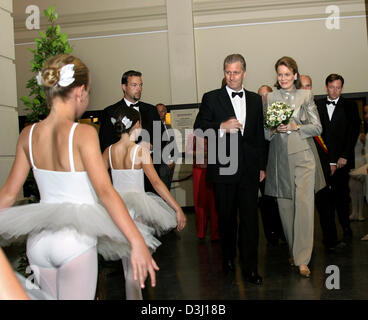 (Dpa) - Crown Prince Philippe e la gravidanza la principessa Mathilde del Belgio visitare un balletto di gala in Gent, Belgio, 29 giugno 2005. Foto Stock