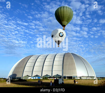 (Dpa) - Due mongolfiere passando il mouse sopra la sala delle Isole Tropicali vicino Briesen-Brand, Germania, 26 giugno 2005. La stagione principale per i viaggi a palloncino è tra marzo e ottobre. Grazie all'intensa radiazione solare e termica risultante pallone di sollevamento viaggi avvengono di solito in serata. Fino a cinque passeggeri possono viaggiare in auto a seconda della dimensione del palloncino. Essi sono ba Foto Stock