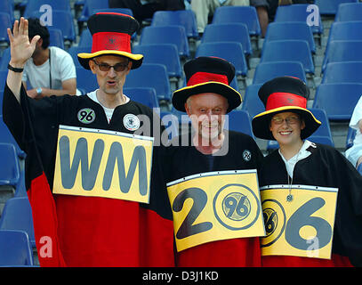 (Dpa) - Tedesco gli appassionati di calcio attendere l'inizio del semi-finale della FIFA Confederations Cup Messico vs. Argentina a Hannover, Germania, 26 giugno 2005. Foto Stock