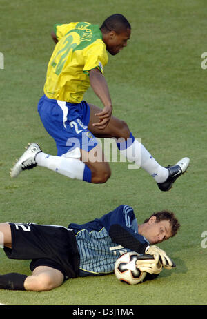 (Dpa) - portiere tedesco Jens LEHMANN afferra la palla nella parte anteriore del brasiliano julio baptista durante il semi-finale della FIFA Confederations Cup Germania contro il Brasile in Nuremberg, Germania, 25 giugno 2005. Foto Stock