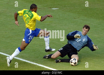 (Dpa) - portiere tedesco Jens LEHMANN afferra la palla nella parte anteriore del brasiliano julio baptista durante il semi-finale della FIFA Confederations Cup Germania contro il Brasile in Nuremberg, Germania, 25 giugno 2005. Foto Stock